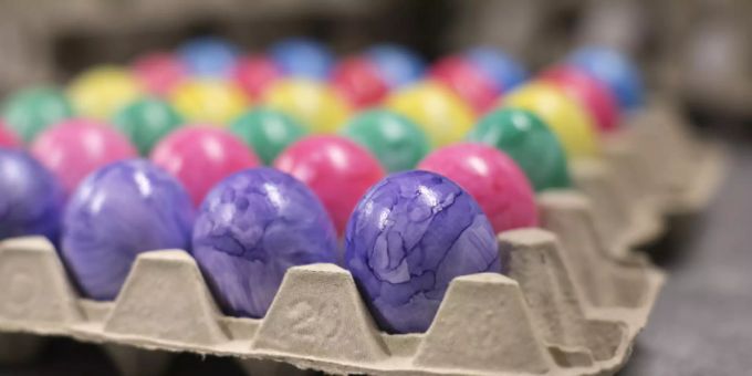 Schweizer Eier könnten zu Ostern in den Supermärkten rar sein, trotz gestiegener Produktion. (Archivbild) Eier