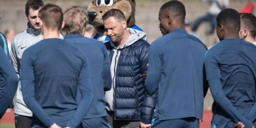 Hertha-Trainer Pal Dardai (M) hat beim öffentlichen Training die Mannschaft - und Maskottchen Herthinho - um sich versammelt. Foto: Jörg Carstensen/dpa