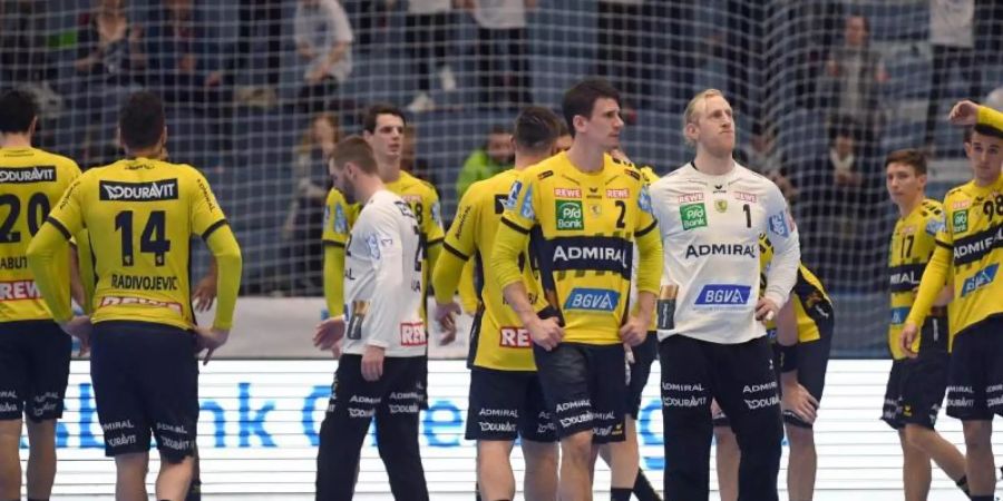 Spieler von den Rhein-Neckar Löwen stehen nach der 27:30-Niederlage bei HBC Nantes auf dem Platz. Foto: Ina Fassbender/dpa