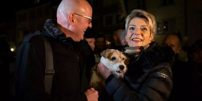 Karin Keller-Sutter mit Hund Picasso und Mann Morten. keller-sutter