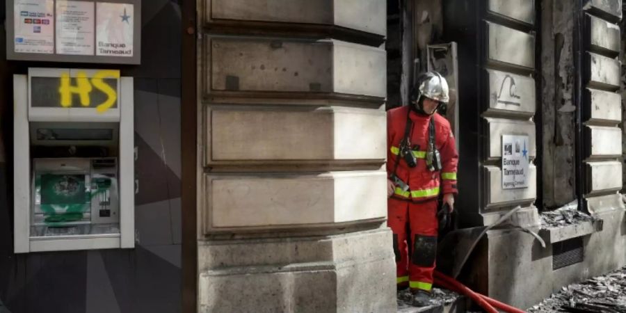 Am 16. März in Paris angezündete Bankfiliale