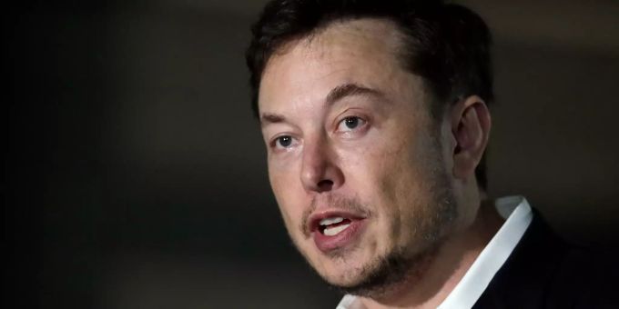 Elon Musk, CEO von Tesla, spricht während einer Pressekonferenz. lieferkette