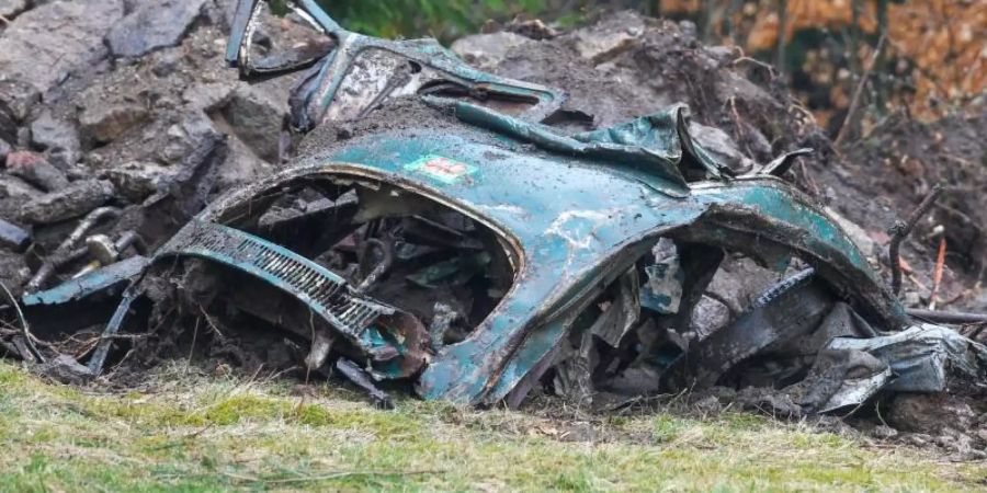 Hinweise auf den mutmasslichen Mord an einer Zwölfjährigen vor 43 Jahren? Die Reste eines VW Käfers liegen neben einem Forst ausserhalb von Flossenbürg in der Oberpfalz. Foto: Foto: Armin Weigel