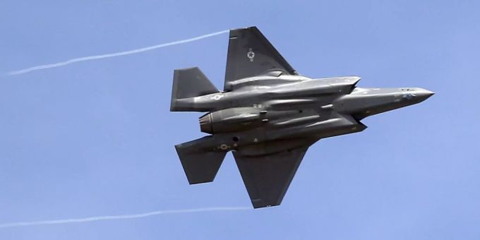 Die Sicherheitspolitische Kommission des Nationalrats will 6 Milliarden Franken für neue Kampfflugzeuge ausgeben. Der Tarnkappen-Jet F-35 ist einer der vier Kandidaten. (Archivbild) kampfflugzeug