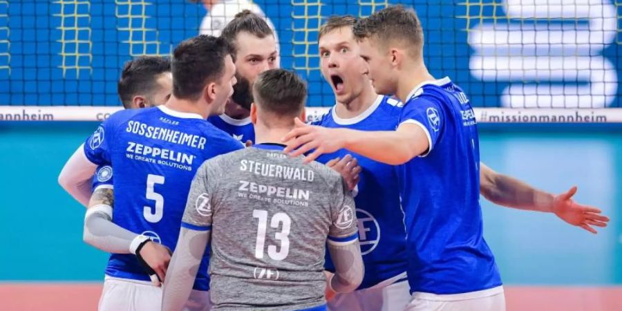 Friedrichshafens Mannschaft jubelt über den zweiten Sieg im Halbfinalspiel bei der SVG Lüneburg. Foto: Uwe Anspach