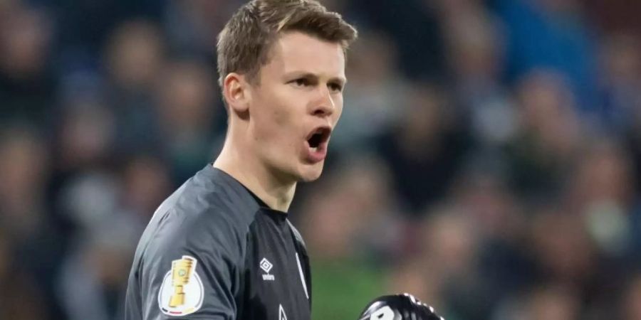Schalkes Torwart Alexander Nübel ballt die Faust nach einer Parade. Foto: Bernd Thissen