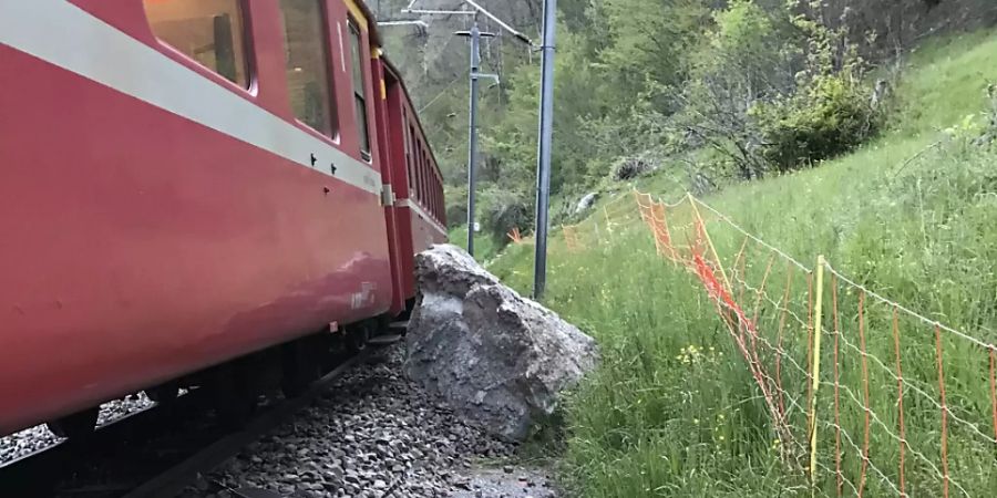 Ein Felsbrocken hat am Dienstag dazu geführt, dass ein Zug der Rhätischen Bahn aus dem Gleis gesprungen ist.