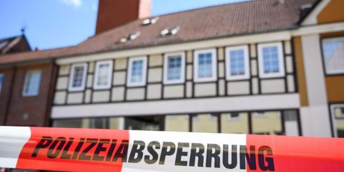 Ein Absperrband der Polizei vor einem Haus in Wittingen. Hier wurden zwei der Leichen gefunden. armbrust-fall