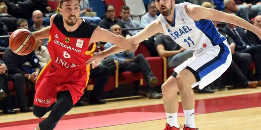 DBB-Spieler Ismet Akpinar (l) kann sich gegen den Israeli Bar Timor im Zweikampf durchsetzen. Foto: Berney Ardov