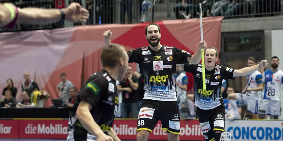 Langnaus Topskorer Simon Flühmann (mitte) jubelt mit seinen Teamkollegen über einen Treffer. Am Ende setzte sich Langnau gegen die Grasshoppers 9:8 nach Penaltyschiessen durch