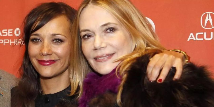 US-Schauspielerin Rashida Jones (l) und ihre Mutter Peggy Lipton beim Sundance Film Festival 2012. Foto: George Frey