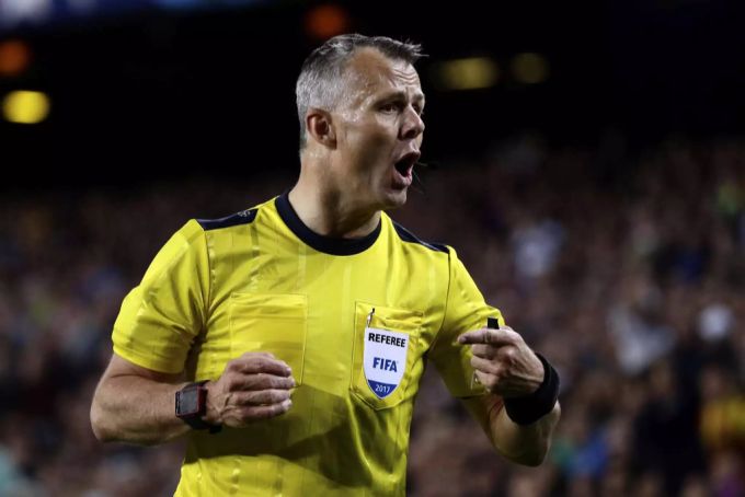 Björn Kuipers ist ein Schreckgespenst für den FC Barcelona. Björn Kuipers