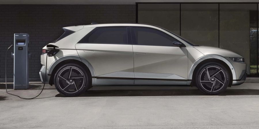 2024 Hyundai Ioniq 5 Facelift, Seitenansicht, längerer Dachspoiler und neue Felgen