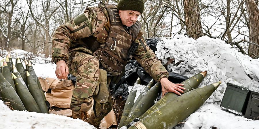 Ein Soldat des 66. separaten Kanonenartilleriebataillons der 406. separaten Artilleriebrigade der ukrainischen Streitkräfte steht nahe Saporischschja im Südosten der Ukraine neben Haubitzengranaten. Foto: --/Ukrinform/dpa