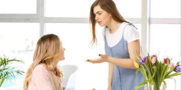 Jugendliche diskutiert mit Frau