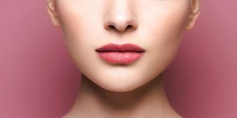 Frau mit rosigen Lippen vor rosa.