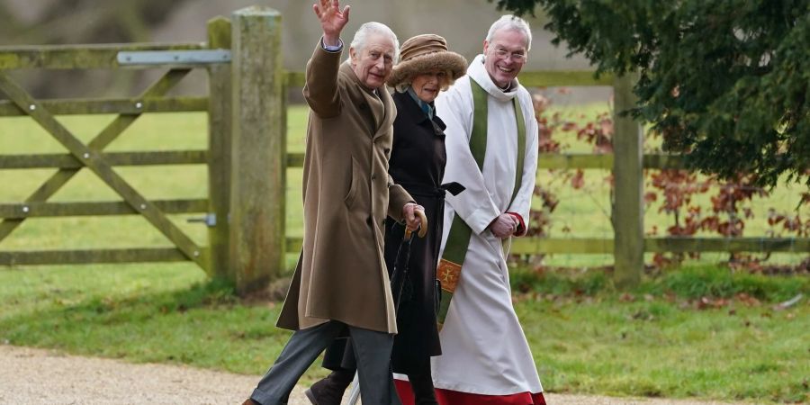 Der britische König Charles III. und Königin Camilla kommen zu einem Sonntagsgottesdienst in der St. Mary Magdalene Church.