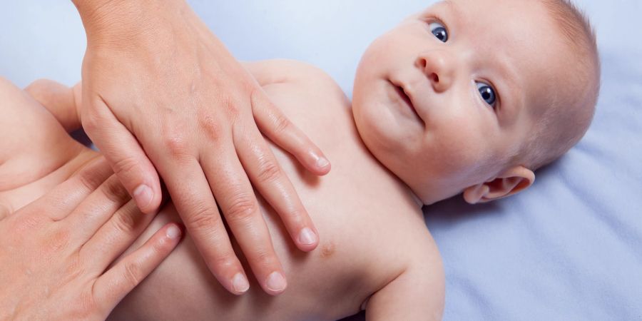 Baby bekommt Bauchmassage