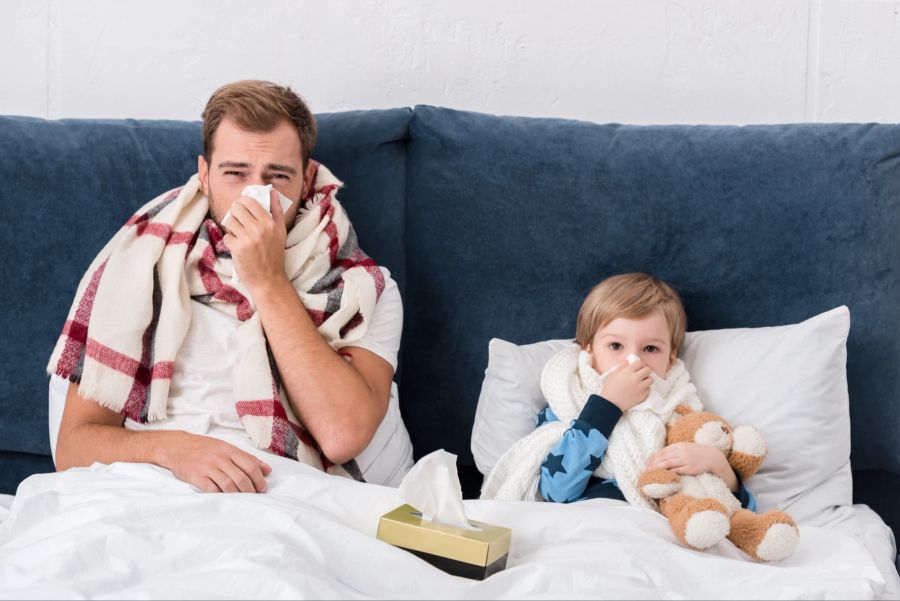 Vater Kind Erkältung Bett