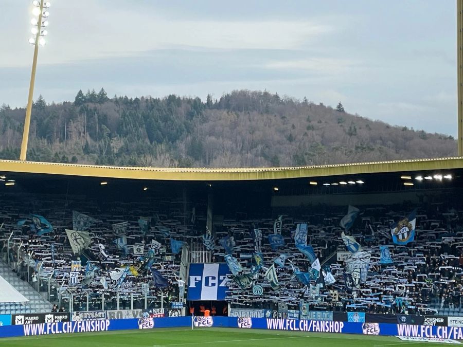 Die Fans des FCZ sind auch in Luzern zahlreich anwesend.