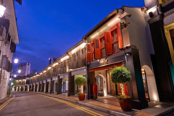 Das The Scarlet Hotel besteht aus umgebauten Shophouses im Art déco-Stil. Fassade The Scarlet Hotel