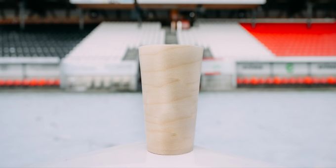 Der FC Aarau setzt bei seinen Heimspielen auf nachhaltige Getränkebecher aus Holz. Holzbecher