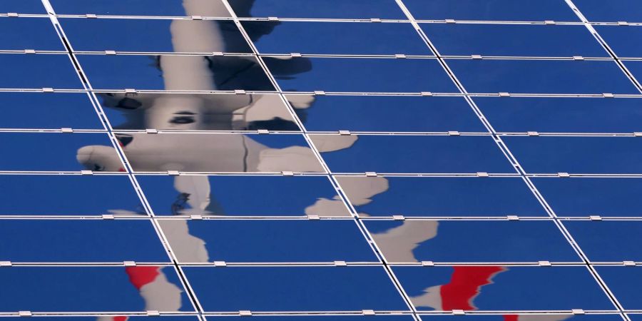 Ein Windrad spiegelt sich in eine Solar-Anlage eines Solarparks in Bayern: Vor allem Solaranlagen spielen in Bayern eine grosse Rolle.