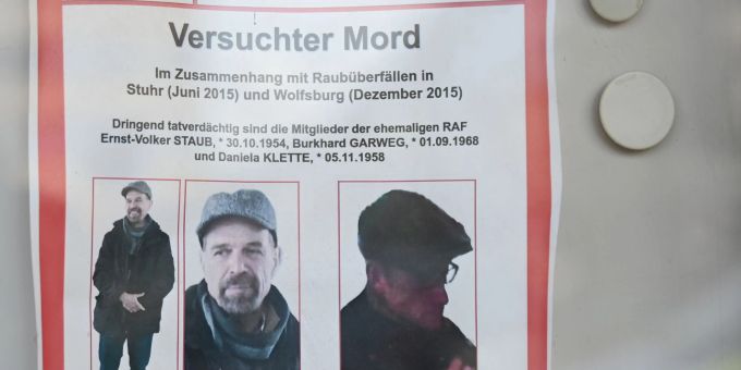 Die Polizei fahndet mit diesem Plakat nach den beiden ehemaligen RAF-Mitgliedern Ernst-Volker Staub (l) und Burkhard Garweg. (Archivbild) raf