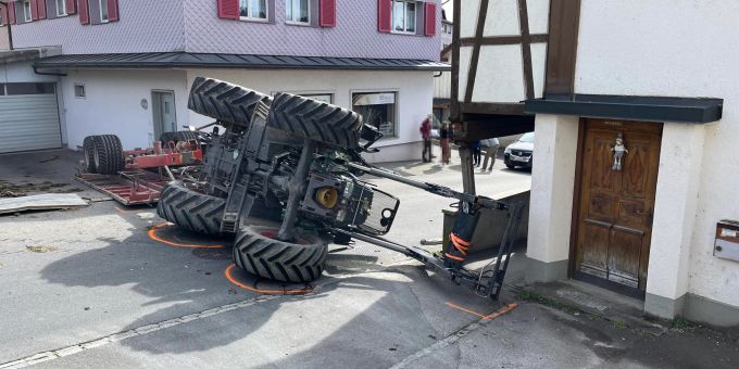 Uznach SG: 15-Jähriger verunfallt mit Traktor. Uznach SG