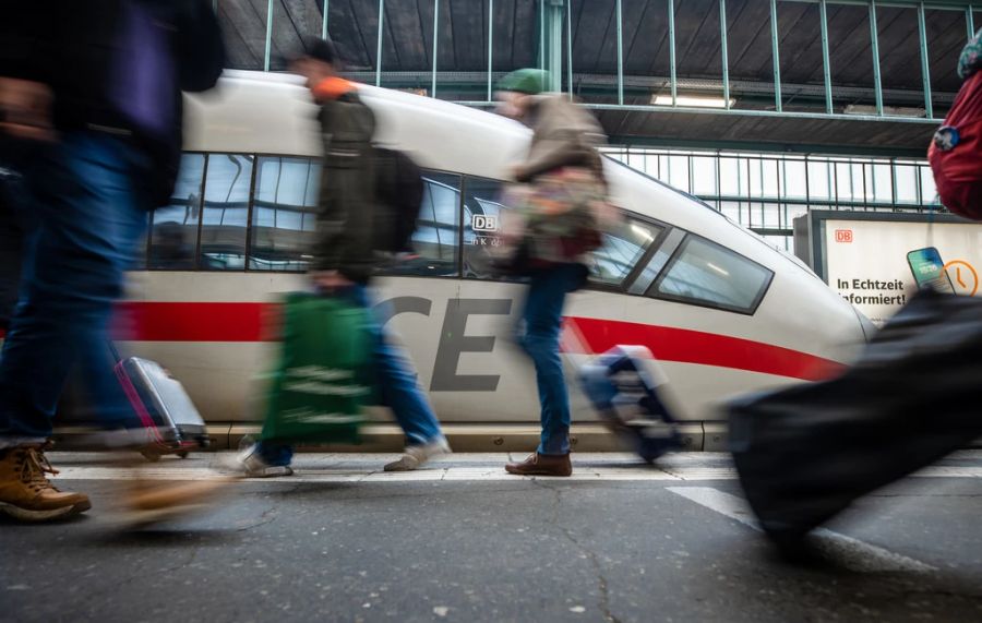 Jüngst ist der Streit zwischen einem Passagier und einer Familie in einem deutschen ICE-Ruheabteil eskaliert. Die Eltern und ihre Kinder mussten das Abteil letztlich verlassen. (Symbolbild)