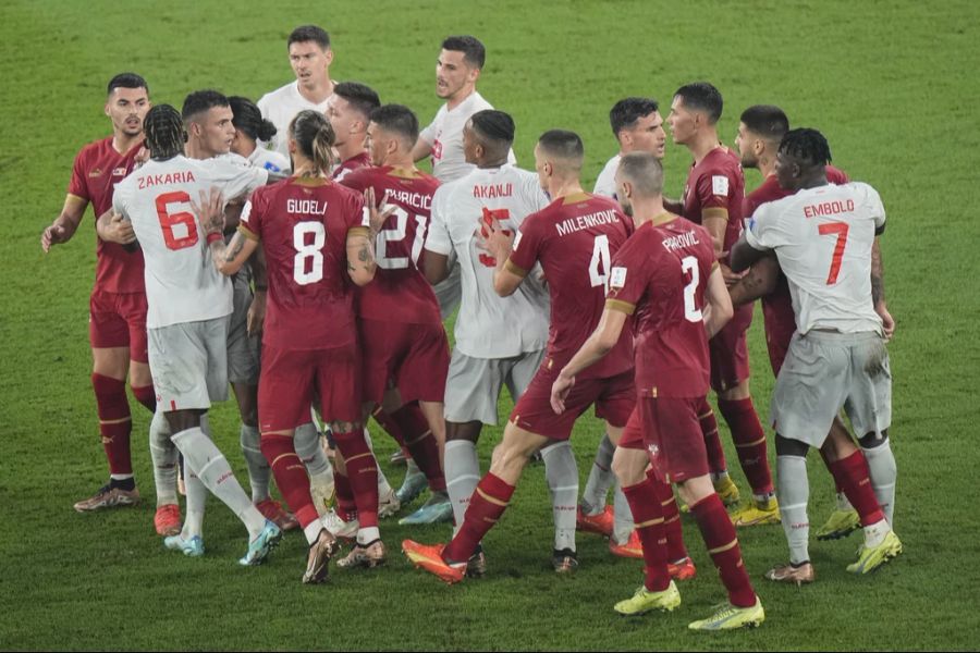 Auf und neben dem Platz sorgten die Begegnungen für viel Wirbel.