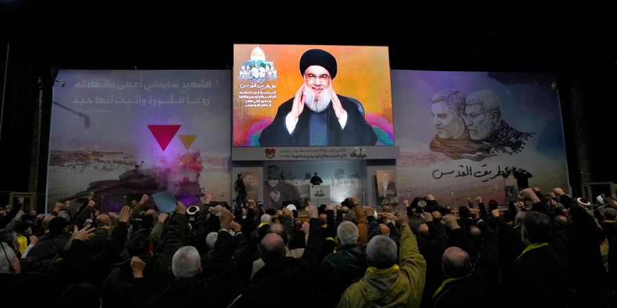 Hisbollah-Führer Sayyed Hassan Nasrallah grüsst seine Anhänger während einer Videoübertragung im Rahmen einer Zeremonie zum vierten Jahrestag der Ermordung des iranischen Quds-Truppengenerals Soleimani.