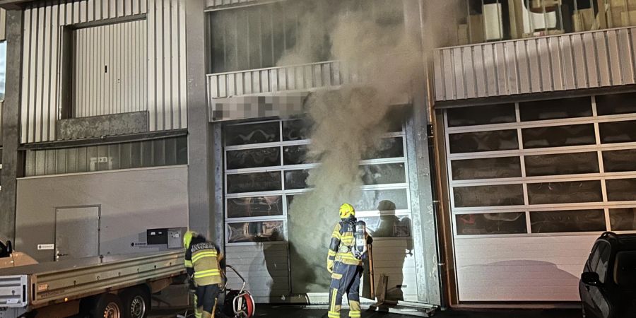 Fahrzeugbrand in Garagenbetrieb