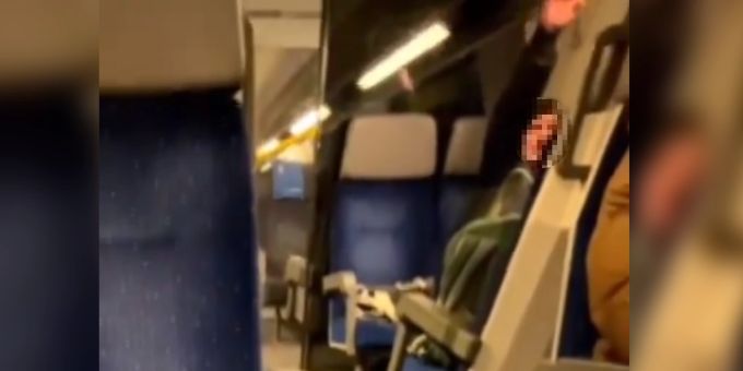 Ein Passagier zeigt in der Zürcher S-Bahn den Hitlergruss. Hitlergruss
