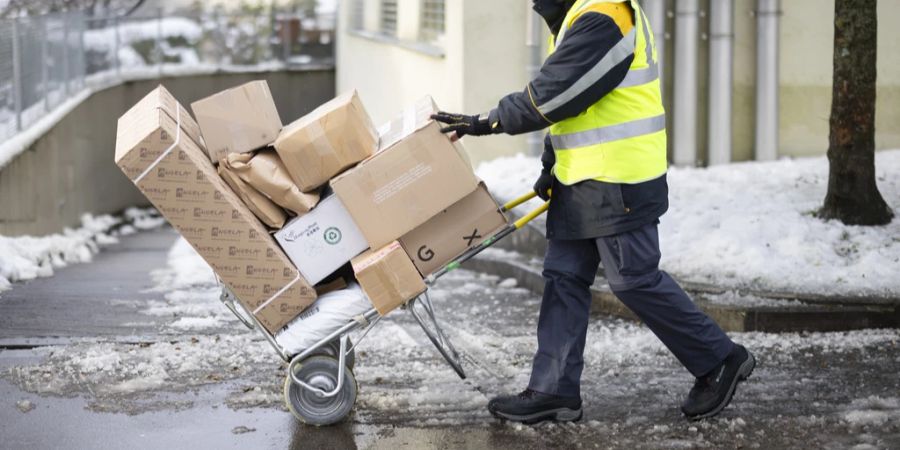 Bis 2028 sollen schweizweit 170 Poststellen abgebaut werden. Damit würde das ohnehin schon geringe Angebot in bestimmten Regionen komplett auf null reduziert.