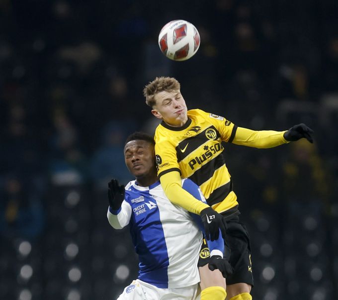 YBs Lewin Blum im Duell mit Francis Momoh von GC. Lewin Blum