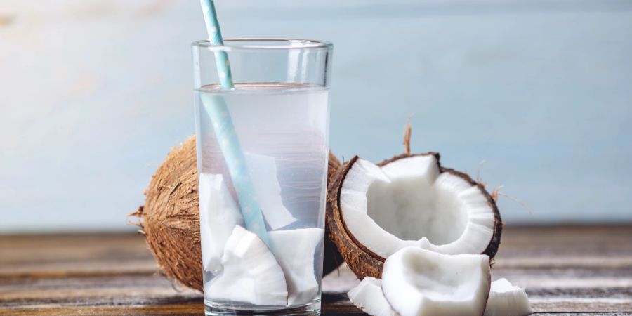 Kokoswasser gilt als natürliches Elektrolyt-Getränk.