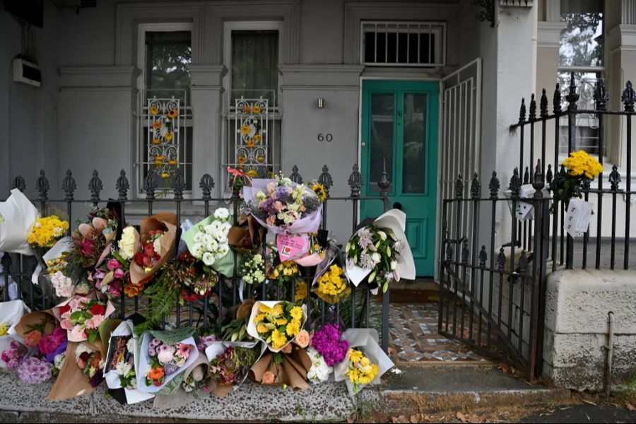 Trauernde haben Blumen vor Jesse Bairds Zuhause in Sydney niedergelegt.