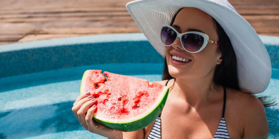 frau hält wassermelone sommer