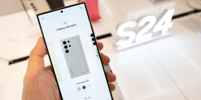 Android- und iOS-Benutzer können das Galaxy AI-Erlebnis testen, bevor sie sich für ein brandneues Telefon entscheiden. Samsung Galaxy S24 Hand Verkaufstisch