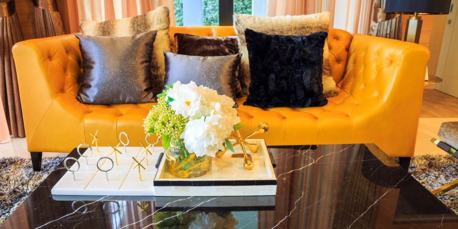 Ein safranfarbenes Sofa harmoniert perfekt mit einer Einrichtung in Honig-Gold.