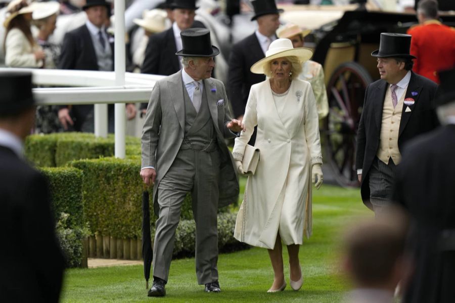 Camilla kreuzte beim Royal Ascot ausgerechnet in einem Kleid von Dior auf.