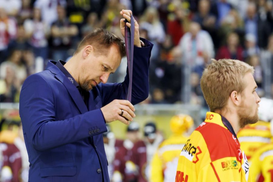 Dort unterliegt er mit seinem Team gegen Servette und verpasst den Titel.