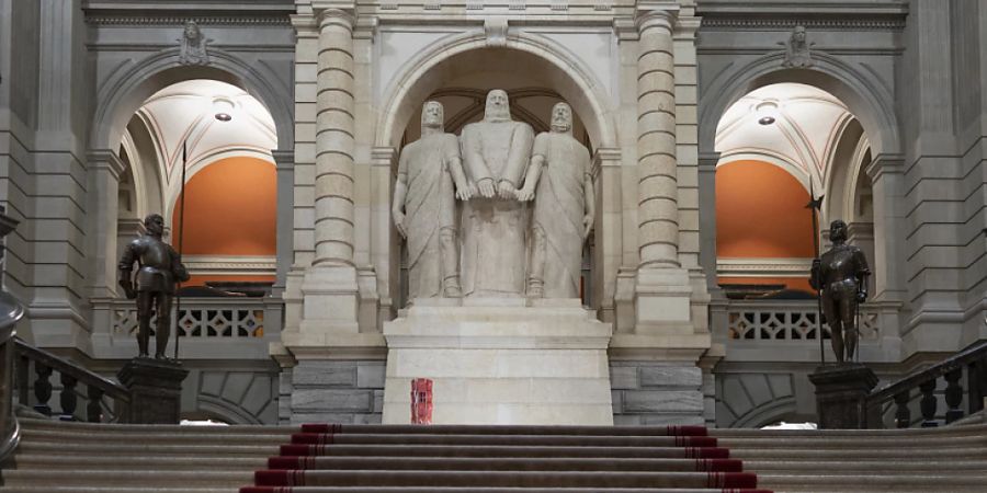 Zwei der vier bronzenen Landsknechte und die drei Eidgenossen Werner Stauffacher, Walter Fürst sowie Arnold von Melchtal in der Kuppelhalle des Bundeshauses. (Archivbild)