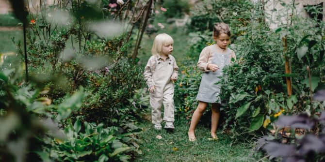 Kinder im Garten