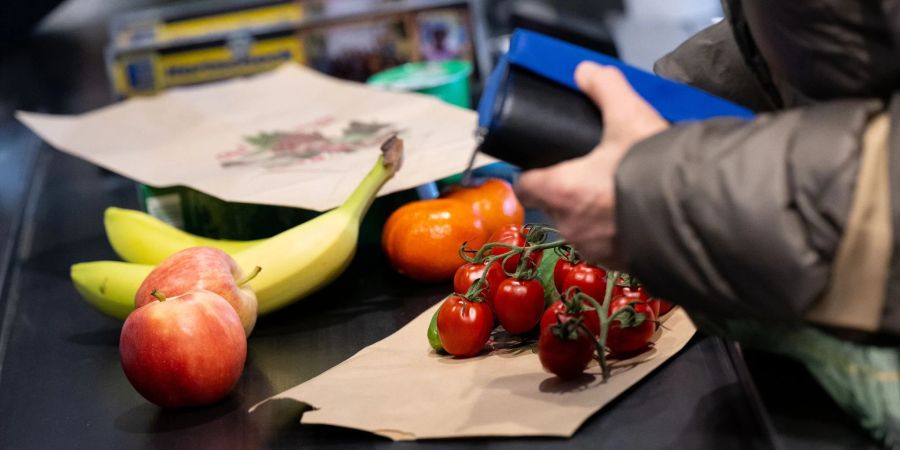 Die seit Monaten hohe Teuerung ist eine Belastung für Verbraucherinnen und Verbraucher - nicht nur an der Kasse im Supermarkt.