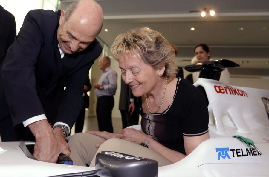 Bundesrätin Eveline Widmer-Schlumpf, rechts, im Sauber C31 mit Peter Sauber, links, bei der Sauber Motorsport AG anlässlich der Bundesratsreise in Hinwil ZH am Freitag, 5. Juli 2013.