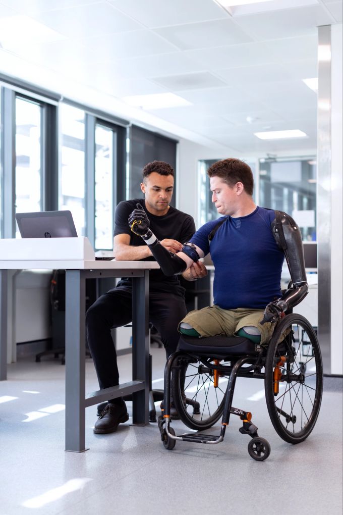 Technik biete viele Chancen für die Zukunft und kann unser Leben bereichern. Rollstuhl Prothese