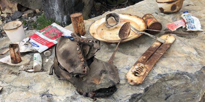 Gegenstände wie diese wurden früher einfach auf dem Berg entsorgt. Nun werden sie gesammelt und korrekt entsorgt. abfall sac