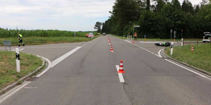 Unfallstelle an der Kreuzung Zürcherstrasse - Tüfistrasse. Unfall in Brütten